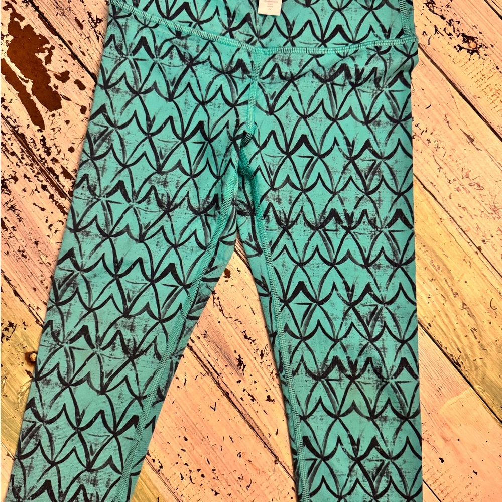 Lululemon girls line Ivivva size 6 athletic crop pants. 
Like new 
$15